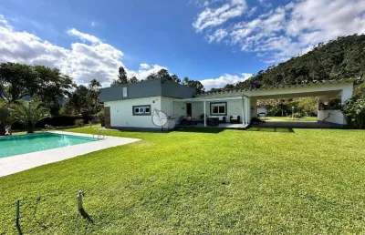 Casa à venda com 4 quartos sendo 3 suítes, 3.000 m² de terreno plano em albuquerque - teresópolis/rj.