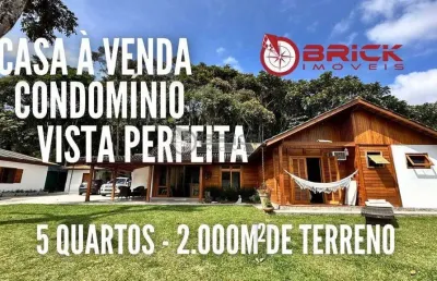 Casa linear à venda com 5 quartos sendo 2 suítes, 2.000 m² de terreno em condomínio em albuquerque - teresópolis/rj.