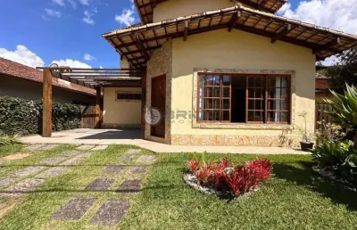 Casa com 4 quartos sendo 1 suíte em condomínio na cascata do imbuí - teresópolis/rj.