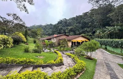 Casa com 4 quartos, 3.600 m² de terreno em condomínio no comary - teresópolis/rj.