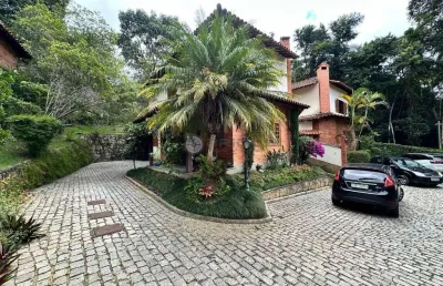 Casa à venda com 3 quartos sendo 1 suíte, 155 m² em condomínio em quebra frascos - teresópolis/rj.