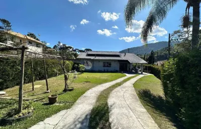 Casa linear à venda com 3 quartos sendo 1 suíte, 132.87 m² em albuquerque - teresópolis/rj.