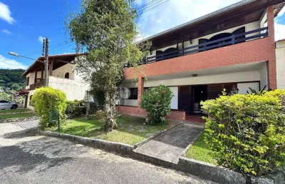 Casa para venda com 5 quartos sendo 3 suítes em condomínio, 251 m² no comary - teresópolis/rj.