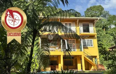Casa para venda com 4 quartos sendo 2 suítes, 300 m² no comary - teresópolis/rj.