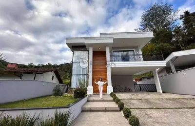 Casa com 4 quartos sendo 1 suíte master, 260 m² em condomínio no parque do imbuí - teresópolis/rj