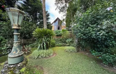 Casa em estilo chalé em condomínio no comary - teresópolis/rj.