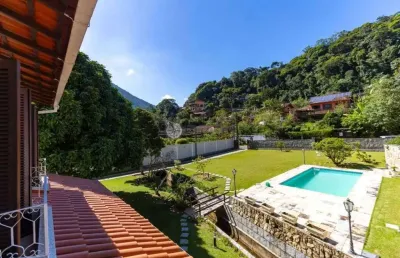 Casa à venda em condomínio com 5 quartos sendo 2 suítes no comary - teresópolis/rj.