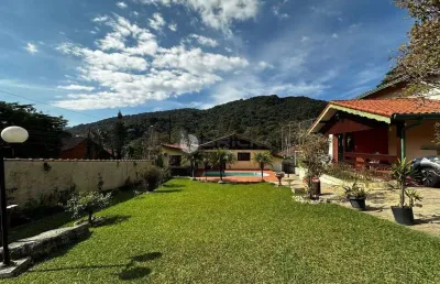 Casa à venda com 4 quartos sendo 2 suítes, 1.245 m² de terreno em condomínio no comary - teresópolis/rj.