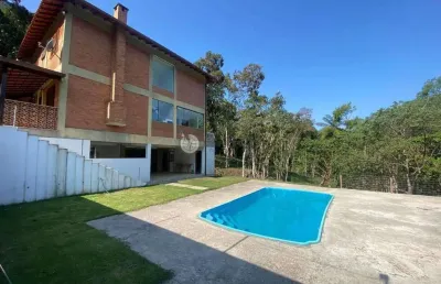 Casa com 4 quartos sendo 1 suíte, 2.000 m² de terreno, em condomínio em três córregos - teresópolis/rj.