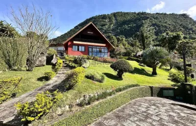 Casa para venda com 5 quartos, sendo 2 suítes, 365 m² no comary - teresópolis/rj.