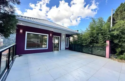 Casa em condomínio à venda com 3 suítes, 150 m² em albuquerque - teresópolis/rj.