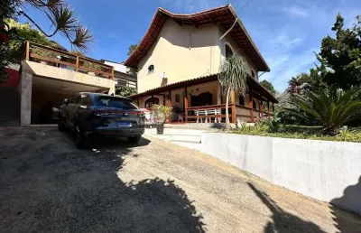 Casa à venda com 3 quartos sendo 1 suíte, 800 m² de terreno em araras - teresópolis/rj.