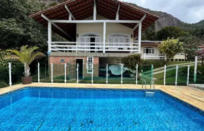 Casa à venda com 4 quartos sendo 2 suítes, com 7.000 m² de terreno no parque do imbui - teresópolis/rj.