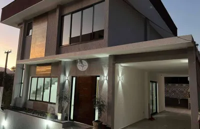 Casa à venda com 4 quartos sendo 3 suítes, 150 m² na várzea - teresópolis/rj.