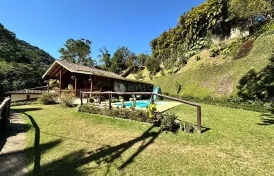 Casa à venda com 2 quartos, 640 m² de terreno em condomínio no comary - teresópolis/rj.