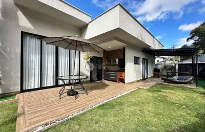 Casa linear em condomínio à venda com 3 suítes, 450 m² de terreno em albuquerque - teresópolis/rj.