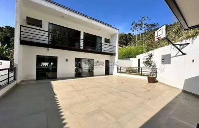 Casa em condomínio à venda com 3 suítes, 449 m² de terreno na tijuca - teresópolis/rj.