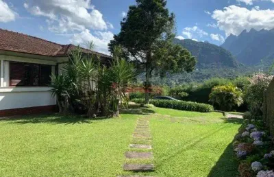 Casa linear com 3 quartos e + uma casa em anexo no caxangá - teresópolis/rj.