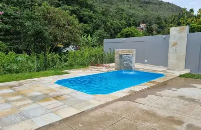 Casa linear com 3 quartos sendo 1 suíte em condomínio em albuquerque - teresópolis/rj.