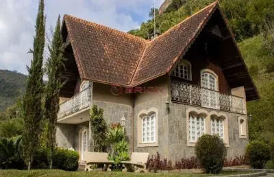 Casa com 3 suítes em estilo europeu na iúcas - teresópolis/rj.
