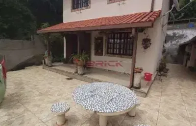 Casa com 3 quartos sendo 1 suíte em albuquerque - teresópolis/rj.