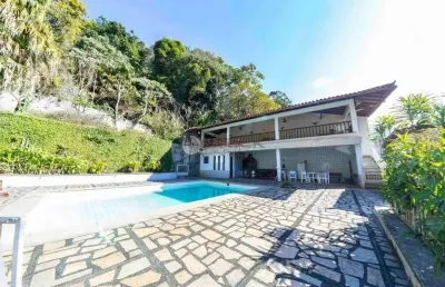Casa com 5 quartos sendo 1 suíte no alto - teresópolis/rj.