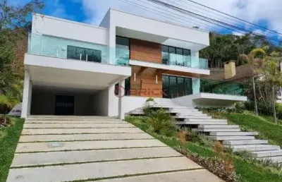 Casa nova e moderna com 5 suítes e lazer privativo em condomínio no quebra frascos - teresópolis/rj.