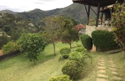 Casa com 6 quartos sendo 2 suítes em condomínio em  albuquerque - teresópolis/rj