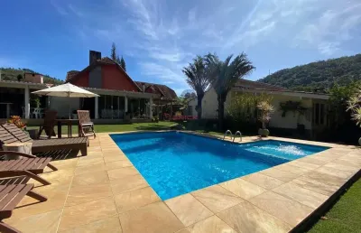 Casa com 4 quartos sendo 2 suítes, 269 m² em albuquerque - teresópolis/rj