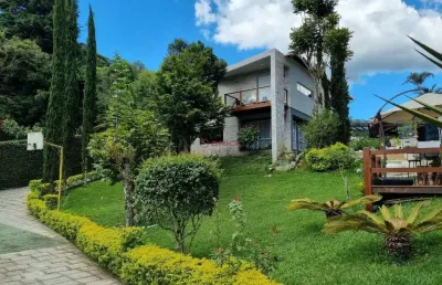 Casa de alto padrão com 4 quartos sendo 3 suítes no golfe - teresópolis/rj.