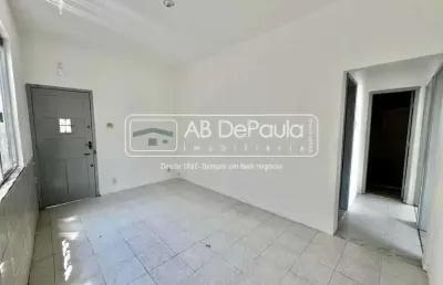 Apartamento com 2 quartos para alugar na avenida de santa cruz, realengo, rio de janeiro, 60 m2 por r$ 1.200