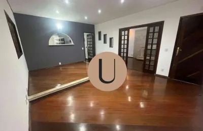 Casa térrea impecável com 216m² de área construída em excelente localização