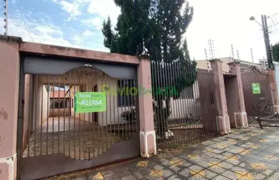 Excelente casa de 03 quartos sendo 02 suítes e sauna para morar na zona 05.