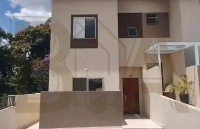 Sobrado 02 suites, semi isolada, excelente espaço de quintal