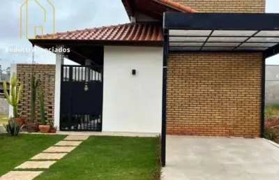 Casa térrea 3 quartos, 2 suítes, closet, piscina, aquecimento solar.