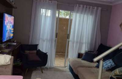 Sobrado com 02 dormitórios, quintal com churrasqueira