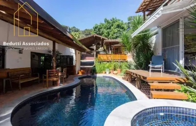 Casa com 03 dormitórios, piscina, lareira, espaço fitness, área gourmet