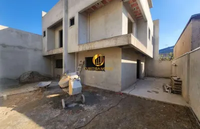 Sobrado 4 quartos sendo 1 suíte com terraço e 2 vagas de garagem.