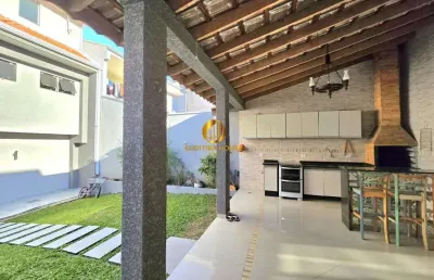 Sobrado triplex de alto padrão com 4 quartos sendo 2 suítes master,  no condomínio camélia, cidade industrial de curitiba