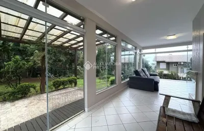 Casa em condomínio fechado com 3 quartos para alugar na rodovia jornalista manoel de menezes, 2201, barra da lagoa, florianópolis, 137 m2 por r$ 9.500