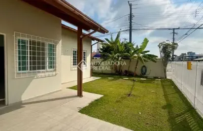 Casa com 2 quartos para alugar na rua arco íris, 518, carianos, florianópolis, 152 m2 por r$ 6.200