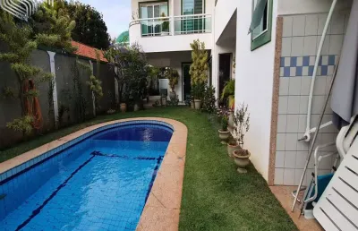 Casa em condomínio de alto padrão no recreio dos bandeirantes, rj: 3 suítes, 4 vagas, 558m² de luxo! pfoximo a praia