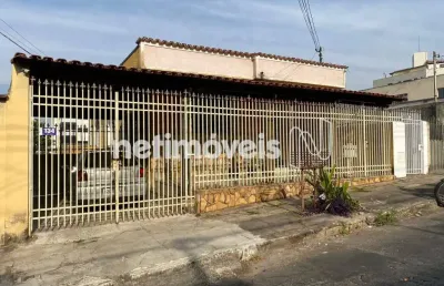 Casa com 3 quartos à venda na Rua Munhoz, Santa Rosa, Belo Horizonte