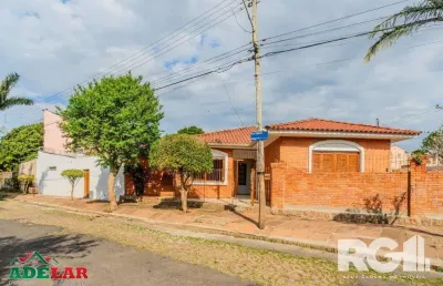 Casa com 3 quartos à venda na Rua Oiampi, --, Guarujá, Porto Alegre