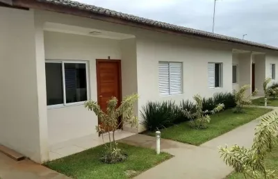 Litoral norte, casa 2 dormitórios, 3 banheiros, condomínio com piscina