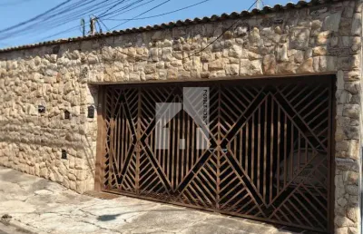 Casa à venda, 2 dormitorios (mais 2 no quintal), garagem coberta comn portão eletronico para 3 carr