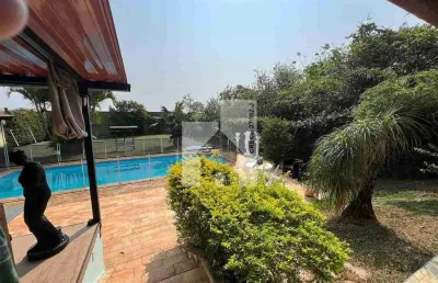 Linda casa com 3 dormitórios (1 suíte) a venda, 1000m² totais - piscina com área gourmet - condomín
