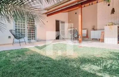 Belíssimo sobrado com 3 dormitórios sendo 1 suíte e área gourmet no condomínio residencial das palm