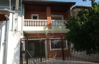 Casa assobradada com 3 quartos sendo 1 suíte com hidromassagem, 2 vagas.