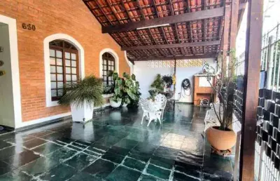 Casa à venda 3 quartos, 1 suíte, 199m², edícula, 3 vagas, em lote inteiro